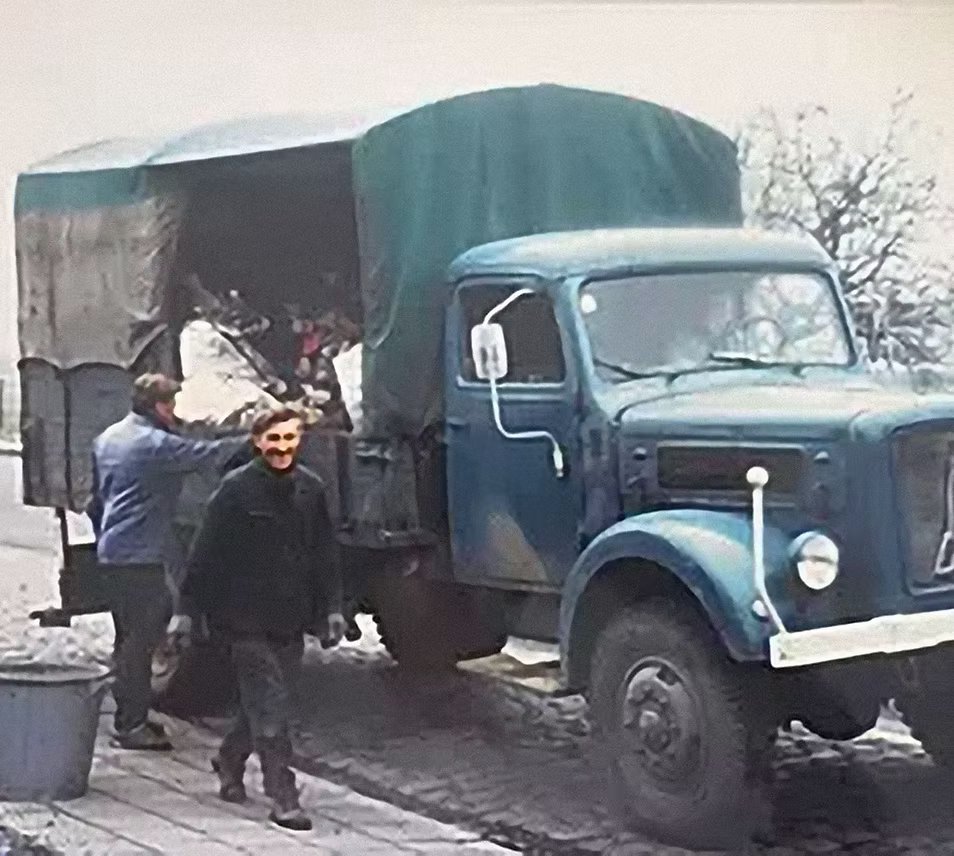 Historische foto van de familie Lokere bij een vrachtwagen